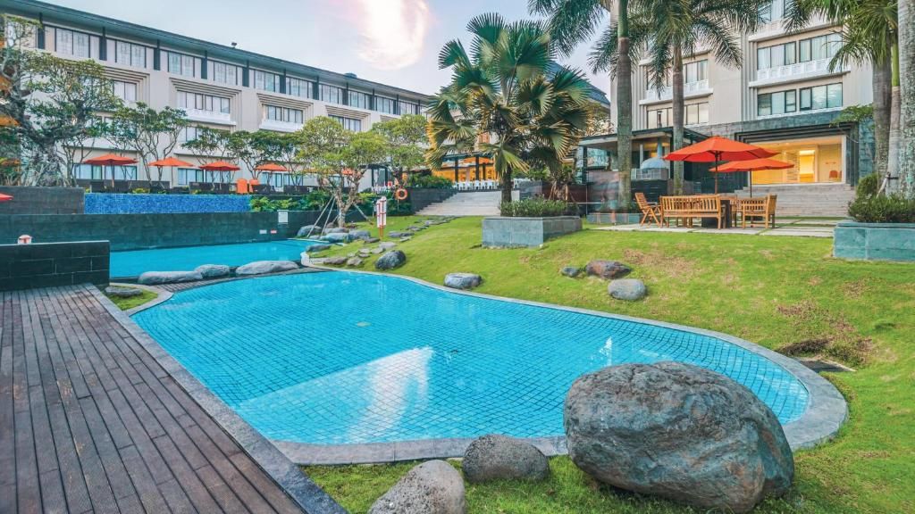 HARRIS Hotel & Conventions Malang: Staycation Asri di Tepi Sungai dengan Waterslide